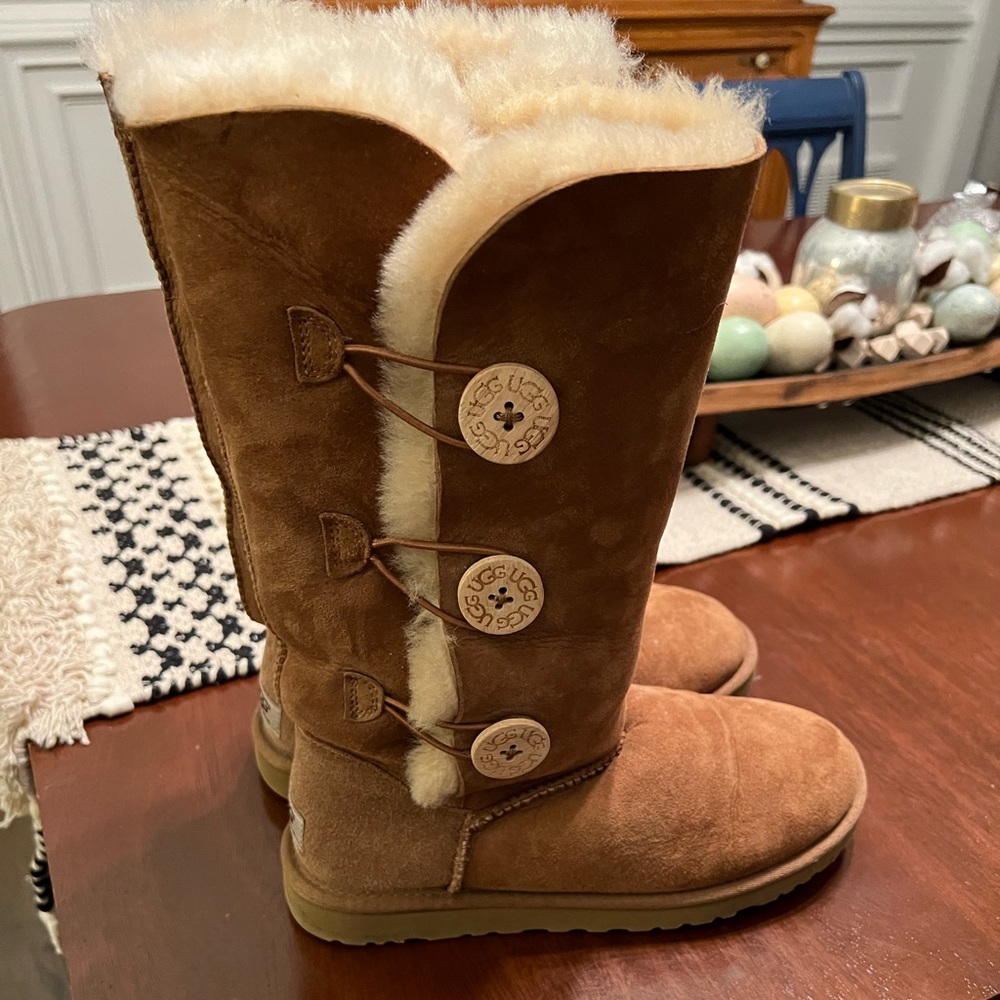 Women’s size 8 Bailey 3 button boots.